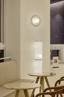 은은한 조명이 감싸는 미니멀 갤러리 좌석 공간